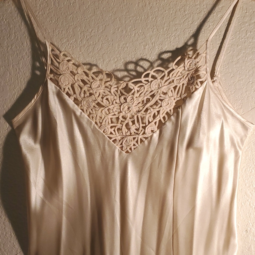 ⚘️VTG VALENTINO INTIMO NIGHT GOWN   SIZE MEDIUM ⚘️